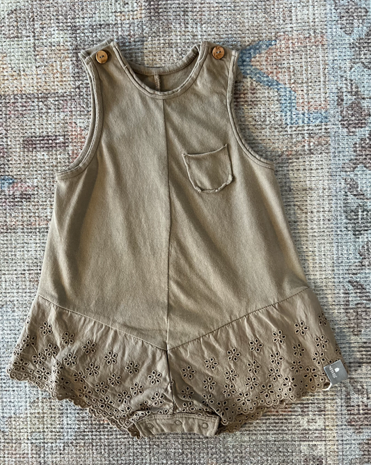 Snug Jumpsuit English Embroidery in Taupe